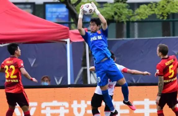 鲍亚雄低级失误将球扑进自己球门,河北队门将鲍亚雄