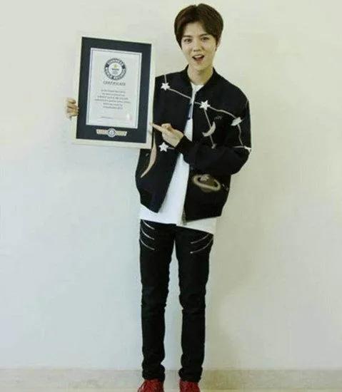 鹿晗三次获得吉尼斯世界纪录,微博吉尼斯世界纪录保持者鹿晗