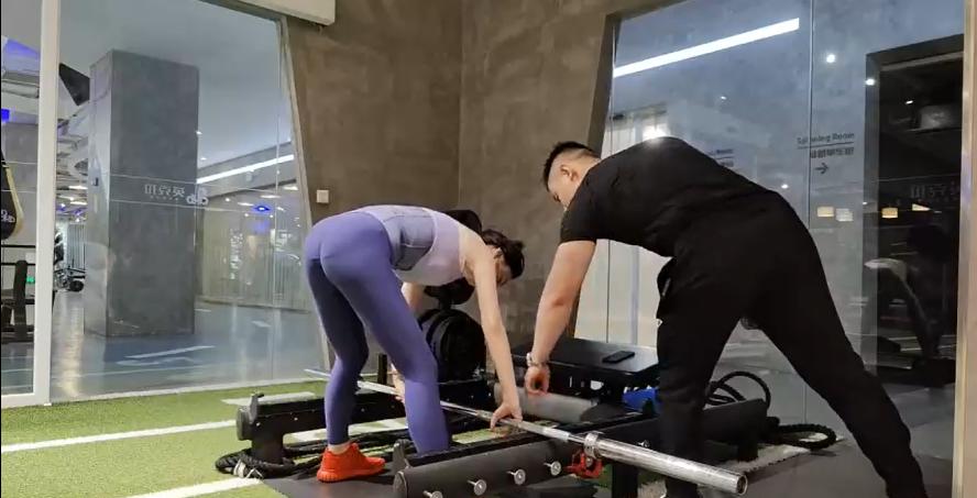 埋埋奶御开启健身房直播，让人大呼过瘾，网友纷纷跪求教练视角！