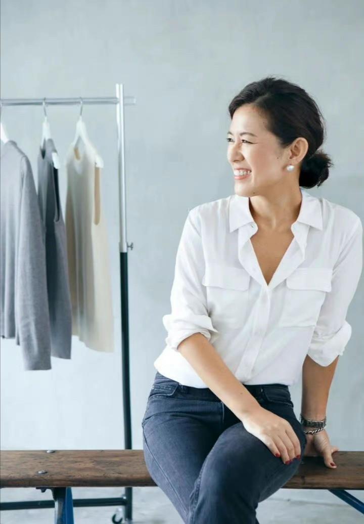 50岁女士头发稀少怎么扎好看,50多岁的短头发扎什么样子好看