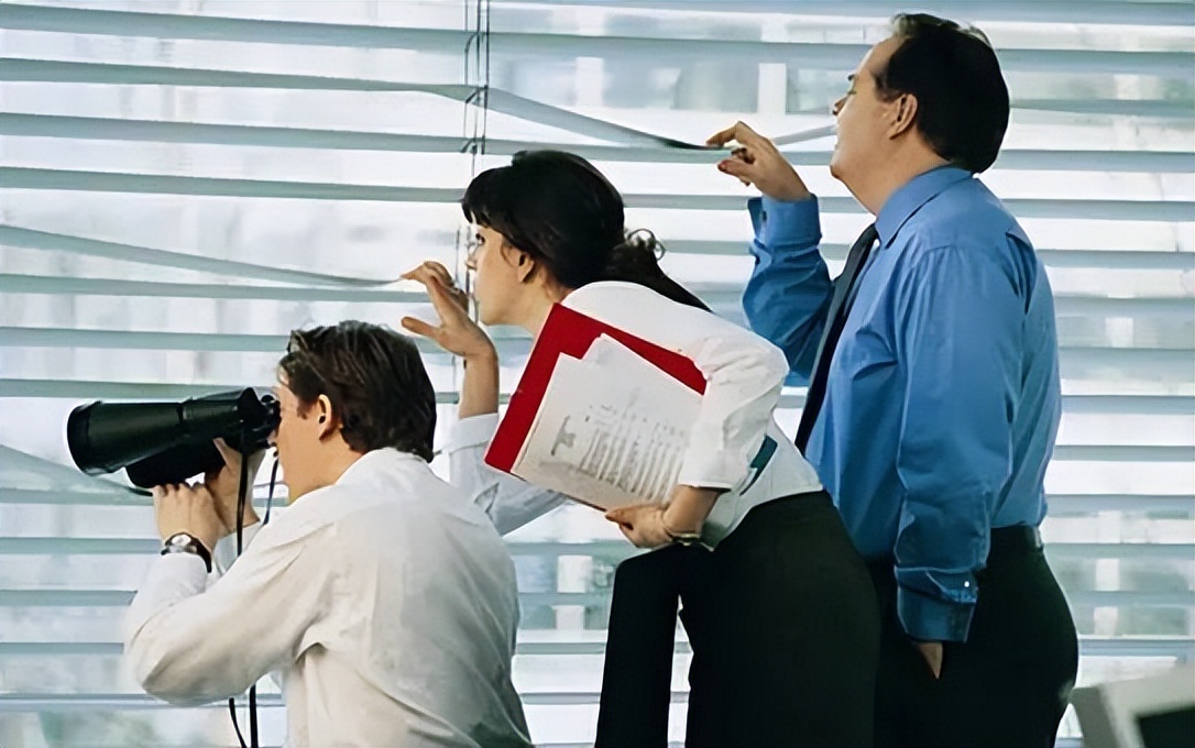 同事主动跟你谈四件事，往往别有用心，千万小心被套路