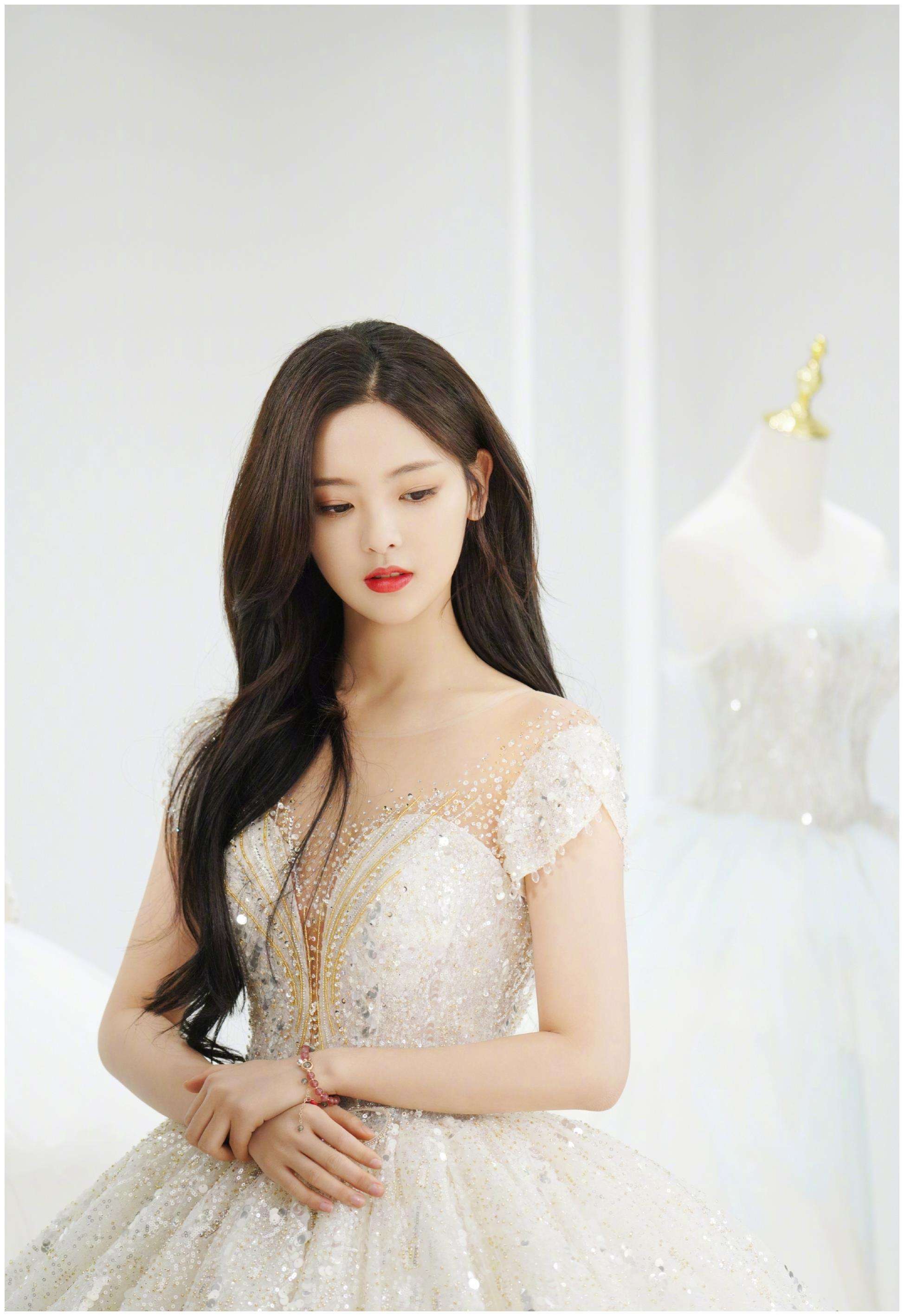 杨超越早期服务员,杨超越草根逆袭成长记