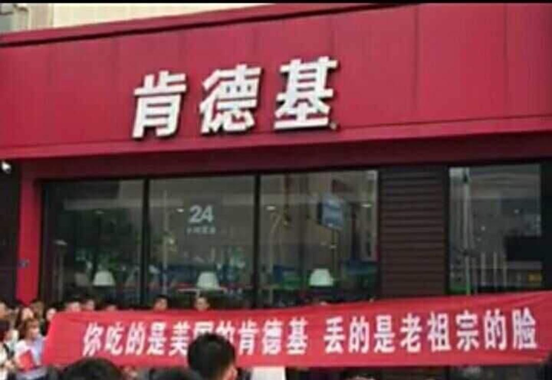 星巴克门口被甩鸡蛋,星巴克门口被扔臭鸡蛋