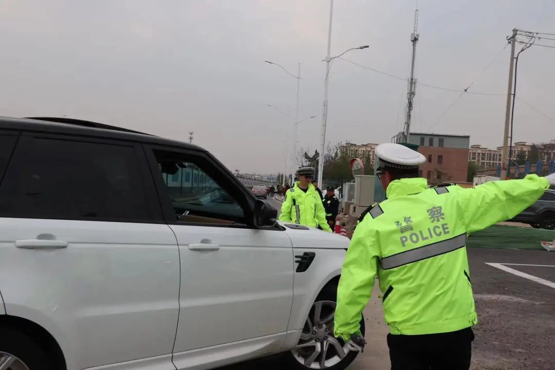 公安交警坚守岗位保畅通,暖心2019山东交警温暖守护回家路