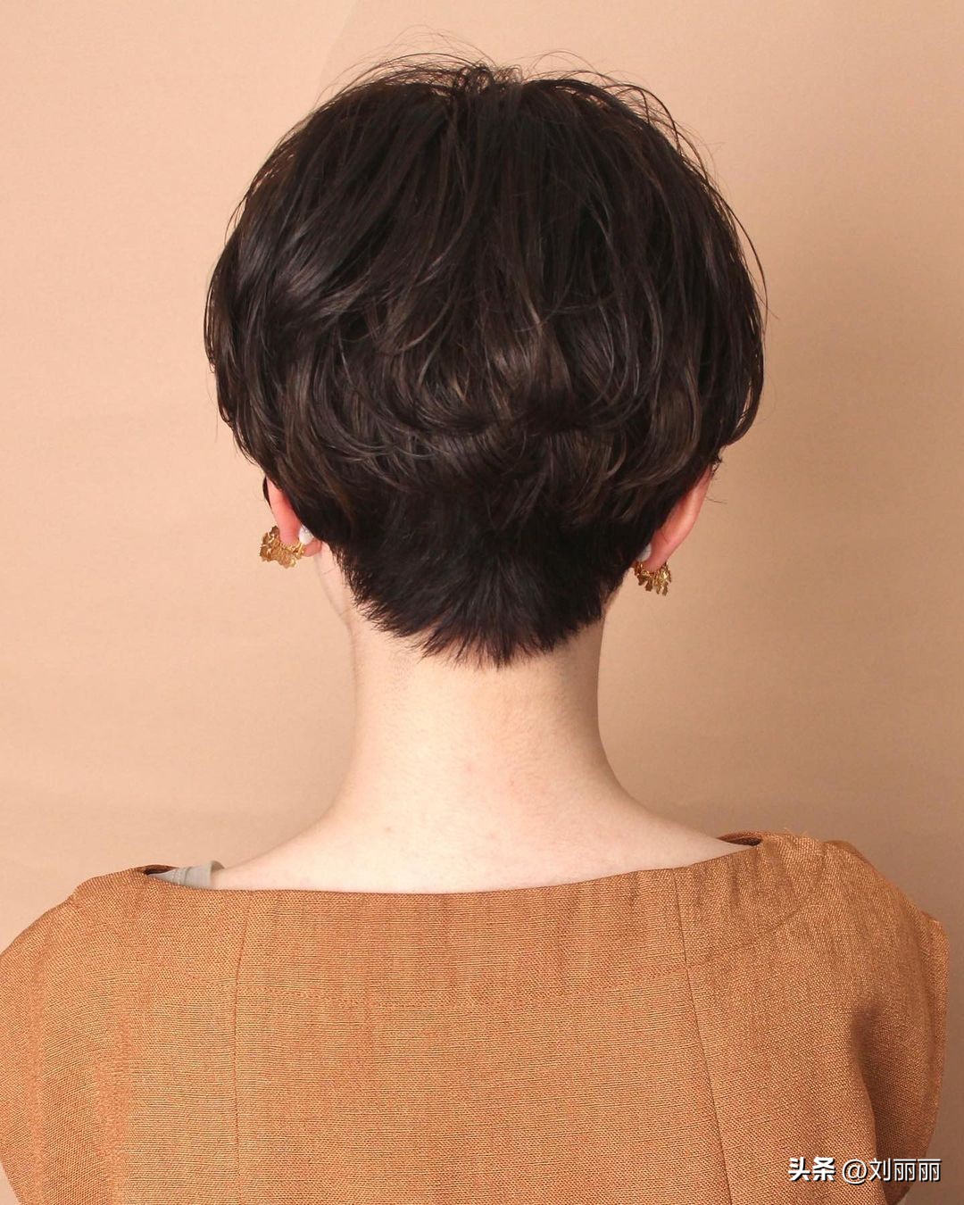 十款耐看易打理的女生发型,沙宣短发立体内扣发型图片