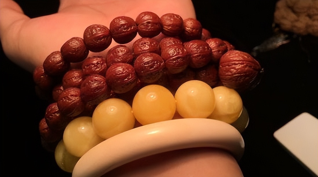 小核桃手串盘了一年,小核桃手串盘起来很油