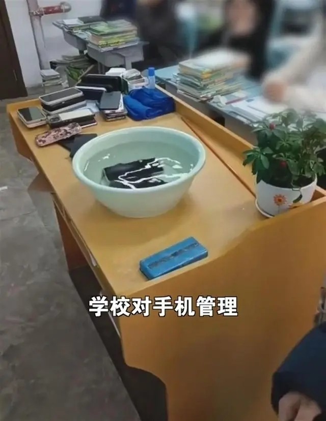 凭啥糟蹋家长血汗钱？老师没收20余学生手机后泡进水里，后续来了