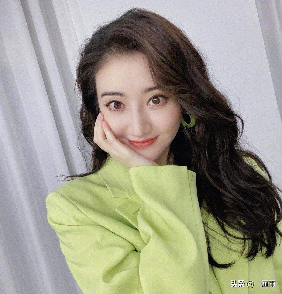 38岁最流行的发型减龄显脸小,30-40岁洋气超长烫卷发型