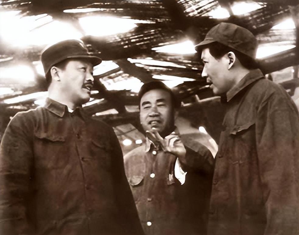 1955年毛主席审阅元帅名单，看到贺龙名字时笑道：他可是个好配角