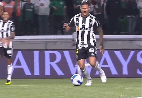 主裁气得要吃人，南美解放者杯1/4决赛太粗鲁，3张红牌根本不够