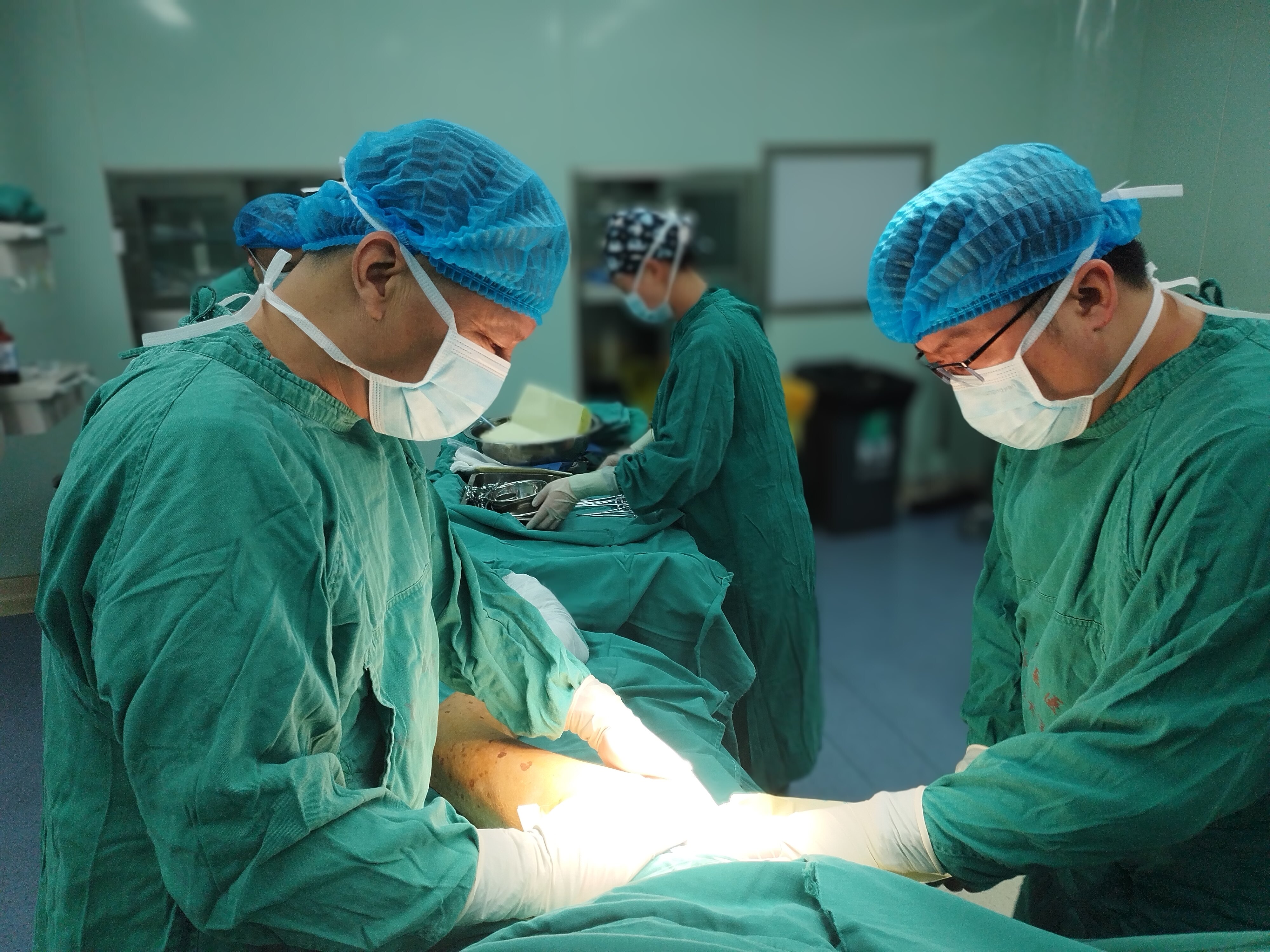 91岁老人骨折怎么手术,百岁老人骨折的最新处理