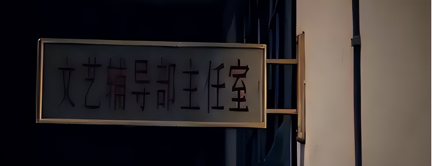 甘肃一女学生遭老师强奸，老师出狱后，女学生下跪：对不起我错了