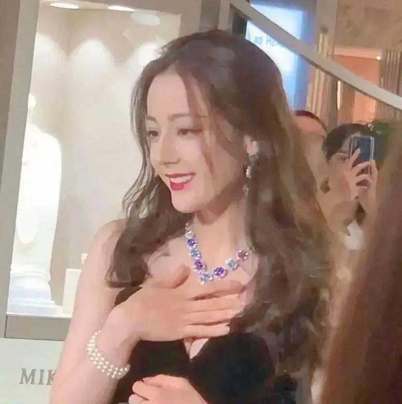 热巴露肩露腰,热巴为什么不露细腰