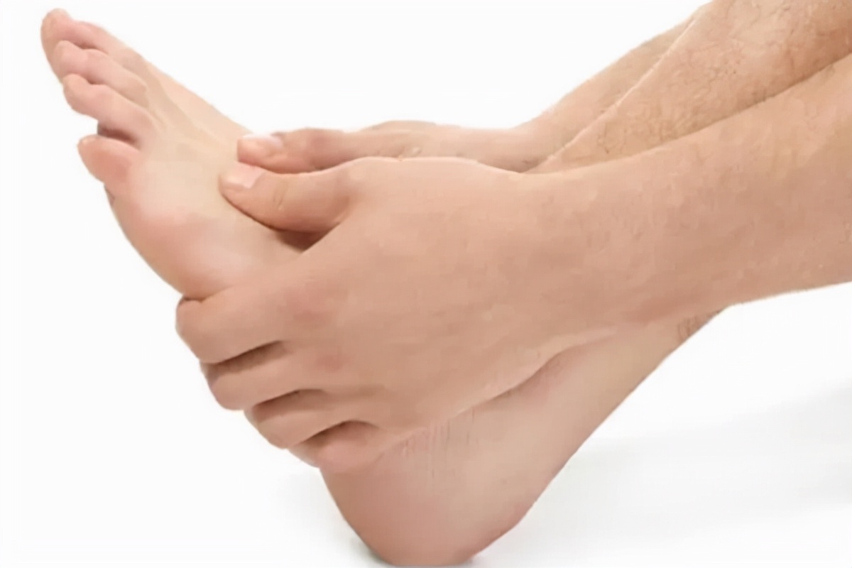 痛风第一跖趾关节第二天不痛了,痛风跖趾关节滑膜炎怎么治疗最好