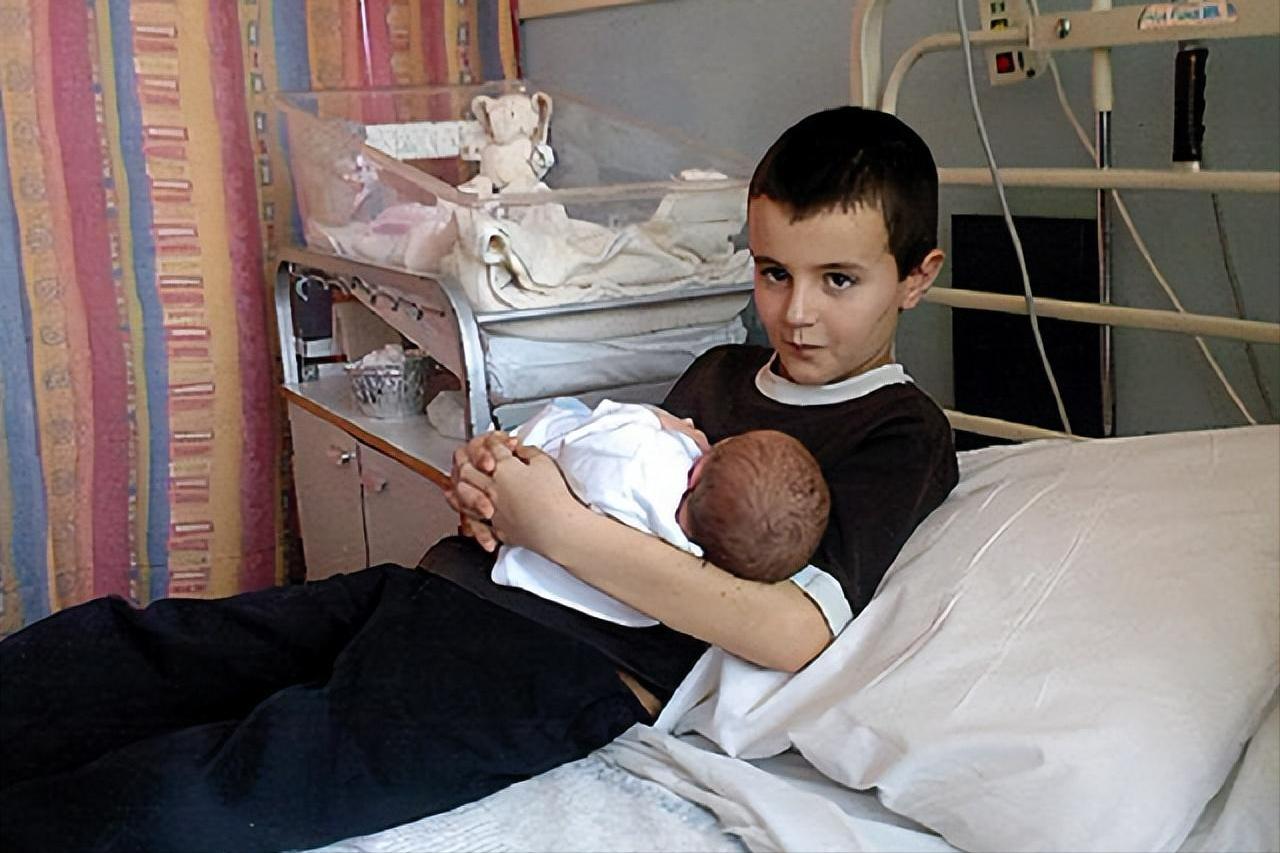 14年前，英国十三岁男孩“喜当爹”！生下一女后，后来怎么样了？