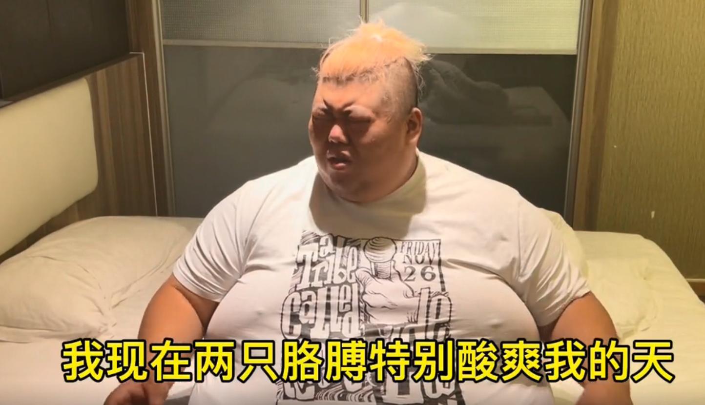 600斤胖猴仔，举健身球抬不动胳膊，疼得呲牙咧嘴，猴嫂笑开花