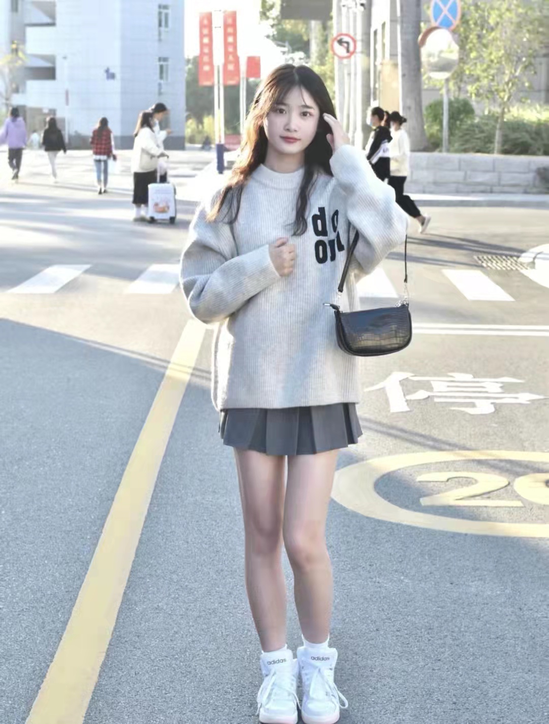 灰色和深咖色百褶短裙搭什么上衣,灰色百褶裙搭配什么上衣高级