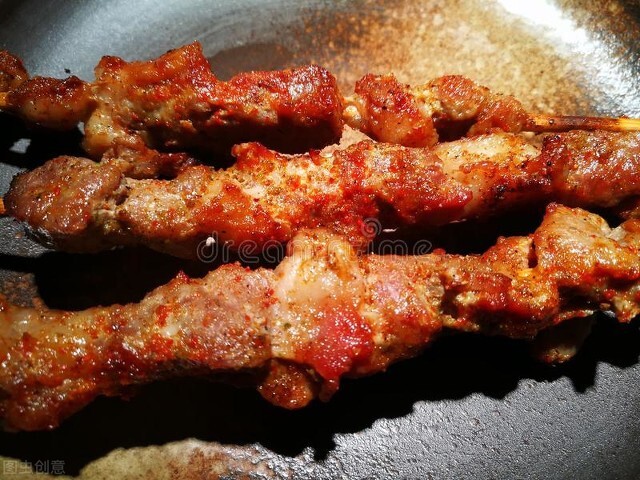 炭烤羊肉串怎么烤最好吃,夏天人们喜欢吃烧烤