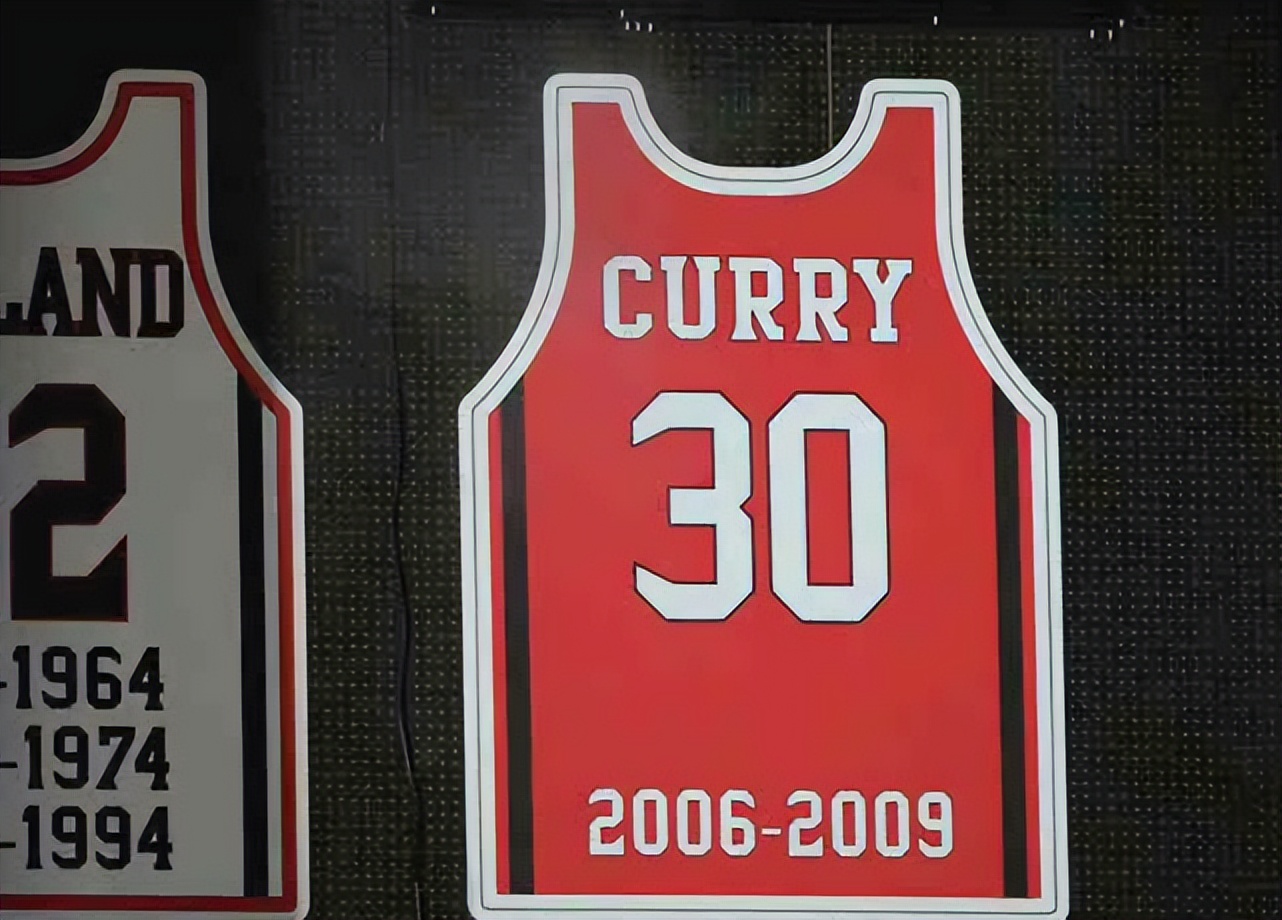 恭喜!库里30号球衣被退役,詹姆斯发文祝贺