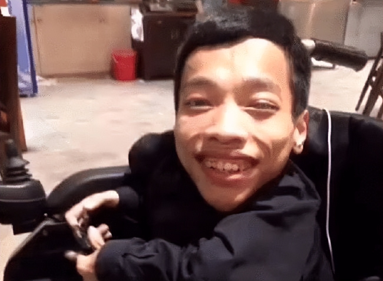 他身高不到1米，却能和1米7美娇妻生孩子，孩子到底是他的吗？