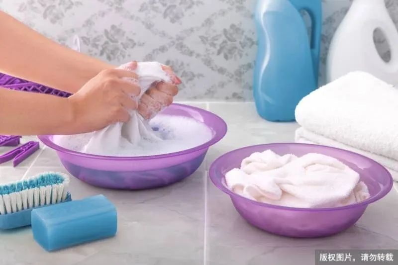 裤内有淡黄分泌物无异味,裤底有褐色分泌物