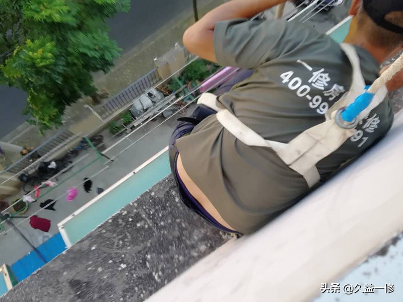 10多年的楼房漏水应该由谁处理,顶层新房总是漏水怎么投诉