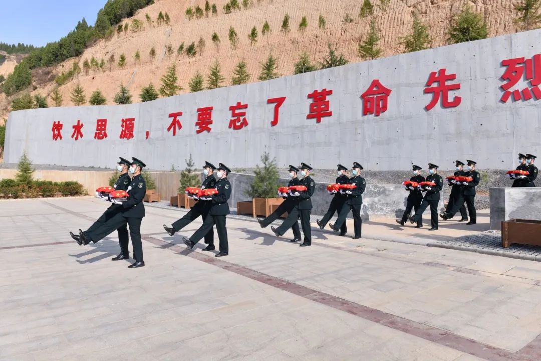 解放军清明缅怀红军先烈活动,清明祭奠革命先烈解放军鸣枪