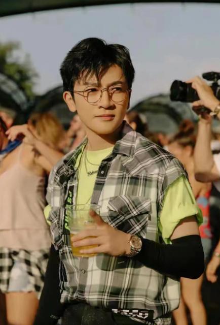 牛油果绿外套男怎么搭配,牛油果绿衬衣搭配少年感