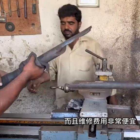 巴铁维修真够奇葩用打铆钉方式修复断开两截的卡车半轴太震撼了