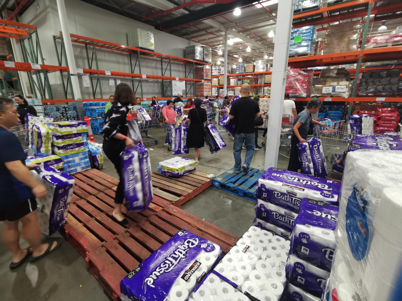 为什么国外疫情人们喜欢囤卫生纸,国外发生灾难为什么要囤卫生纸