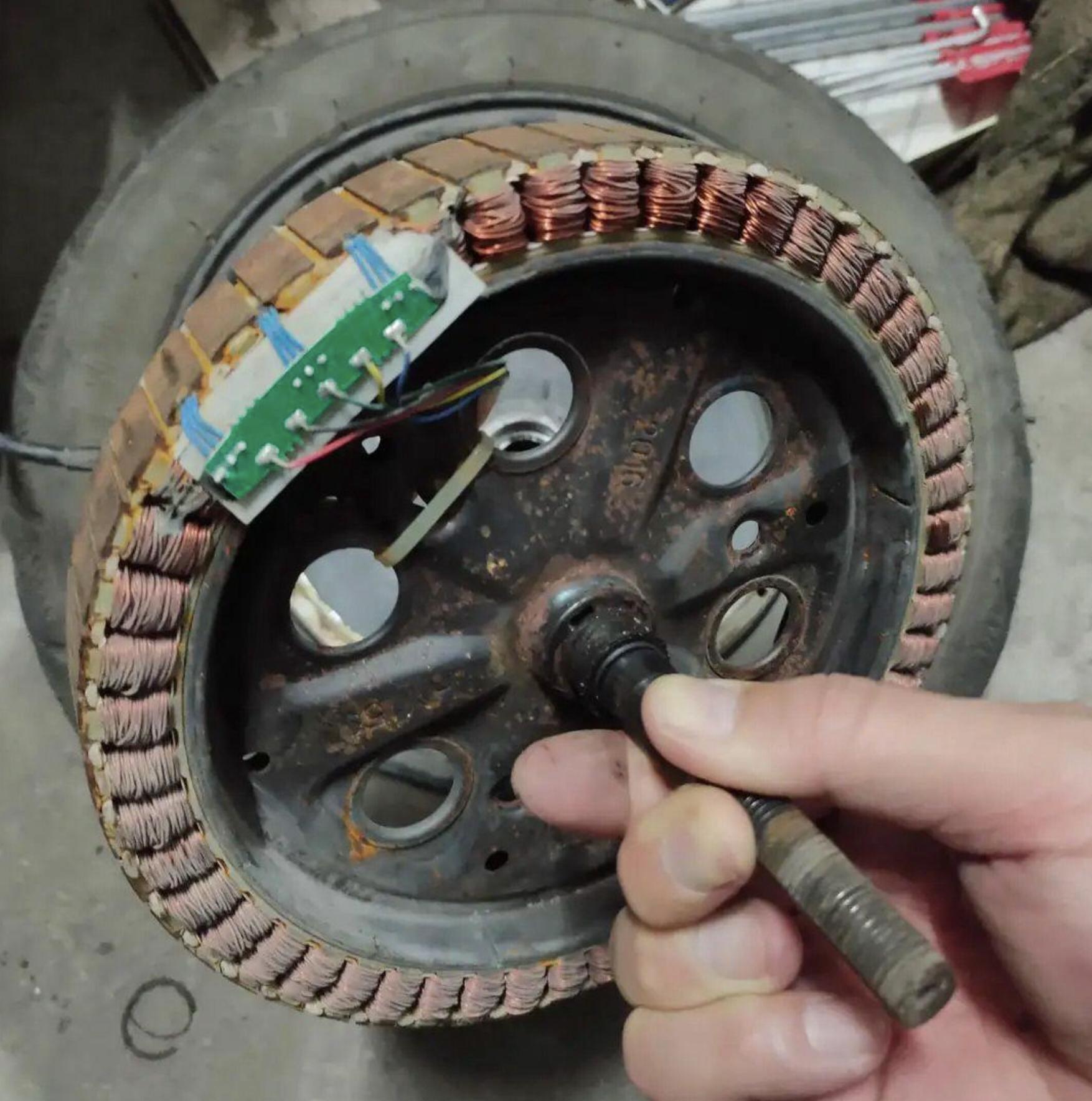 两轮电动车的电机使用寿命多久,汽车电动车的使用寿命多少年