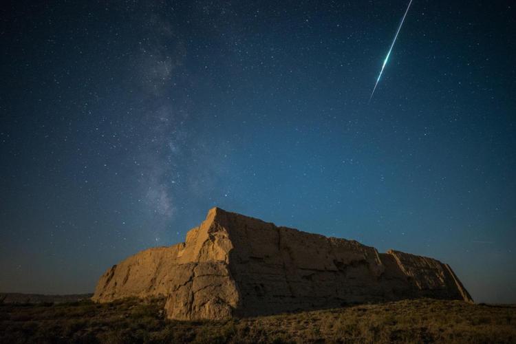 火流星划过杭州夜空，陨石重达数百克，专家建议不要用手直接触摸