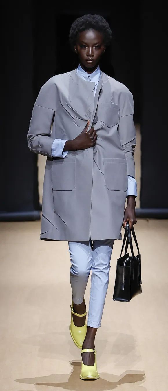 在Prada的戏梦中，以对立之境现原生之美