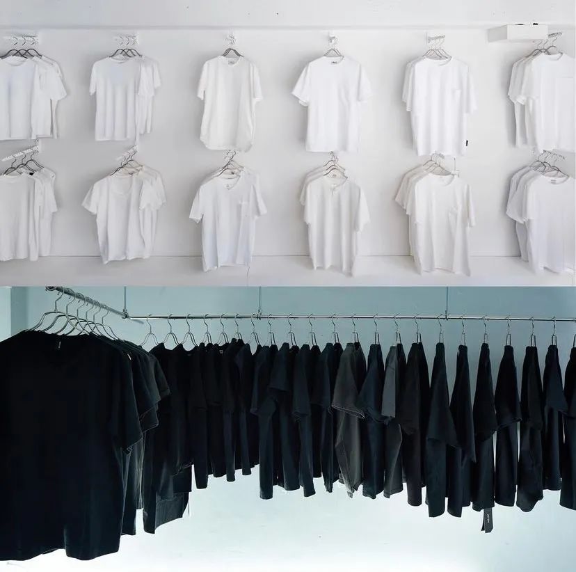 这家只卖白Tee的店成立7周年，干了一件大事