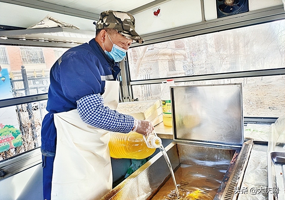 陪读夫妻小麻花拧出大商机