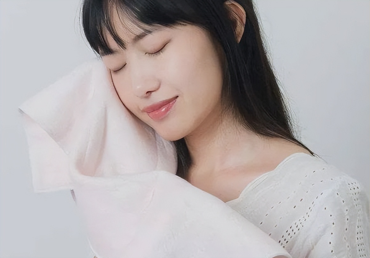 女性一来例假就会“爆痘”？如何改善姨妈痘的情况？了解无坏处