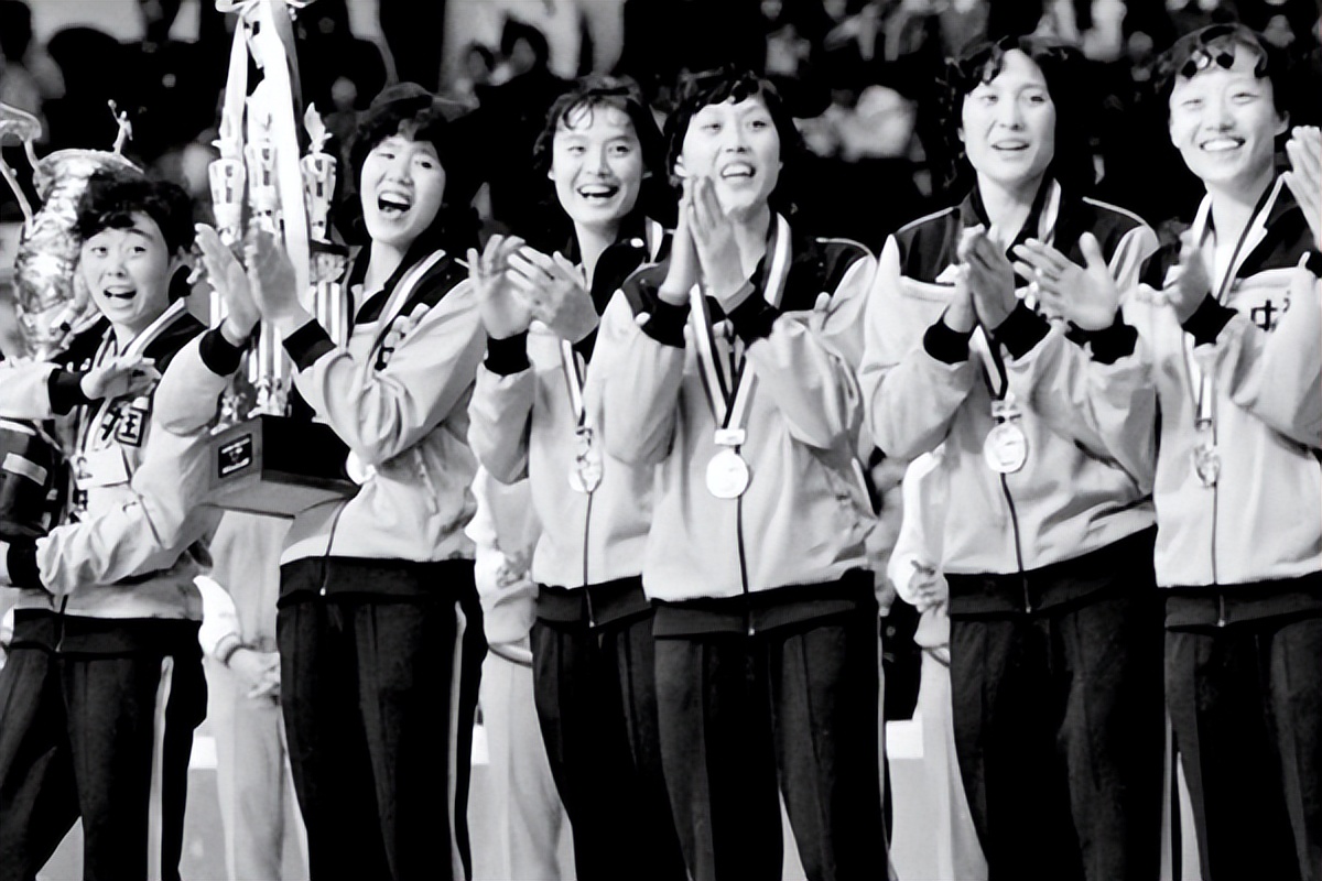 1964年国足遭遇惨败，贺龙直接下令解散，全送到部队接受军事训练