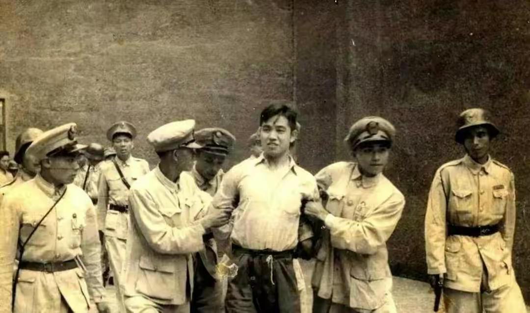 解放战争中，我军抓获一名自称代号902的俘虏，*云陈**得知亲自接见