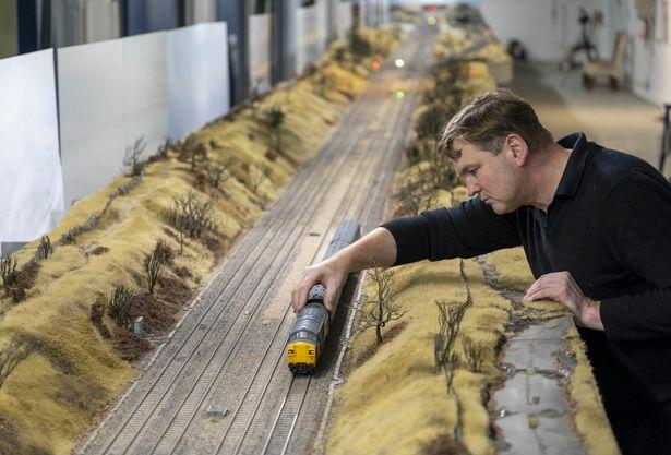 英国男人花了五年打造秘密基地,英国男子花5年打造钢铁地堡