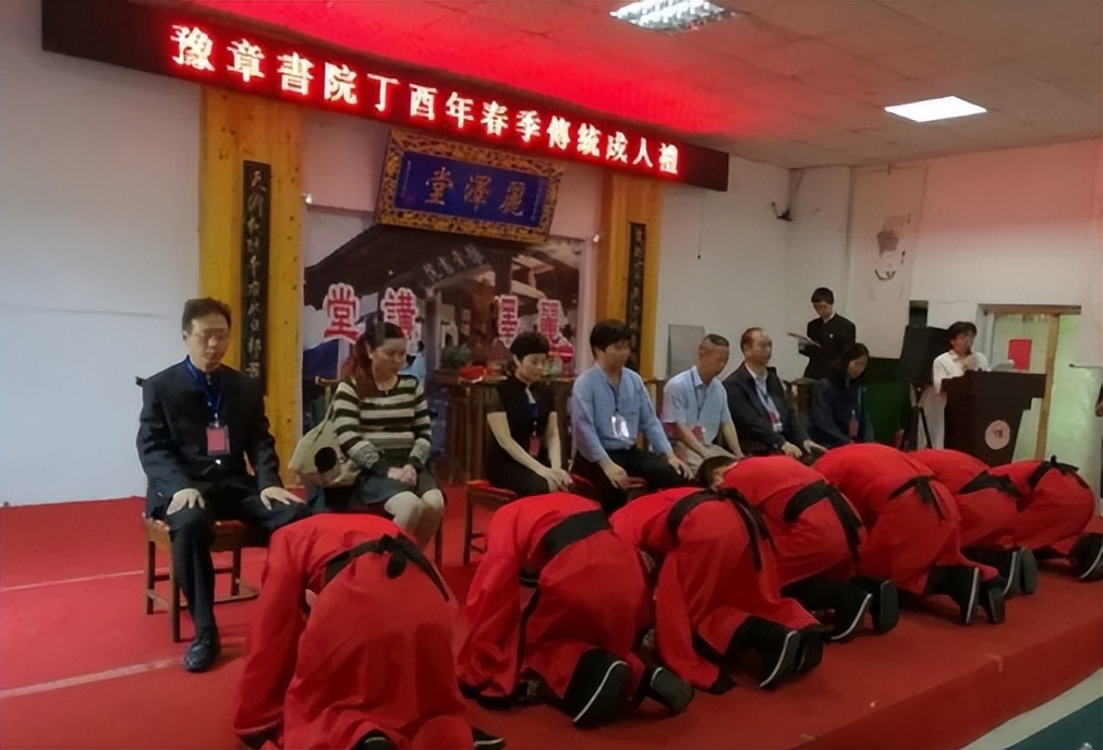 电击、殴打、*虐性**！400亿的“人间炼狱”，竟是家长们亲手打造的