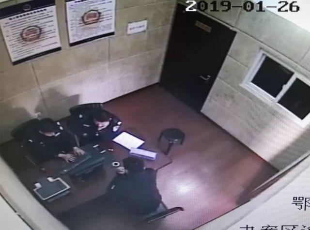 变态已婚男模仿网络视频开场白，光天化日下暴露下半身骚扰女性