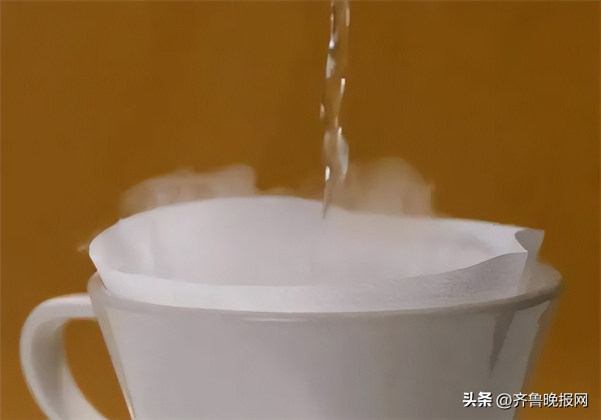 如何辨别真假蜂蜜一瓶冷水就搞定,一杯清水辨别蜂蜜真假