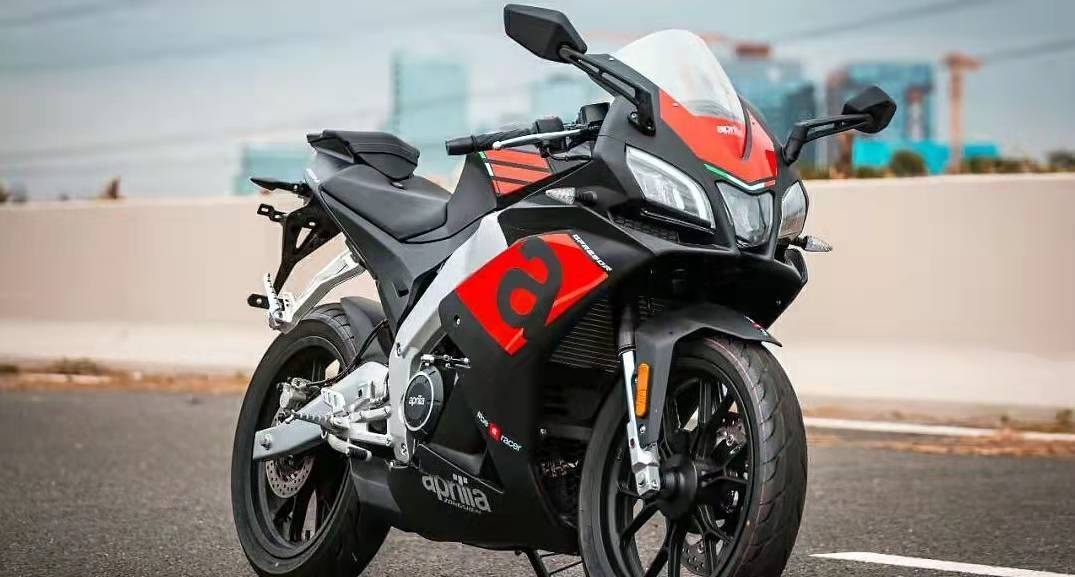 宗申阿普利亚gpr250r对比春风250sr,宗申阿普利亚gpr250r和无极300rr