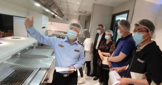 抄作业！左庭右院后厨被选为“样板房”明厨亮灶同行点赞