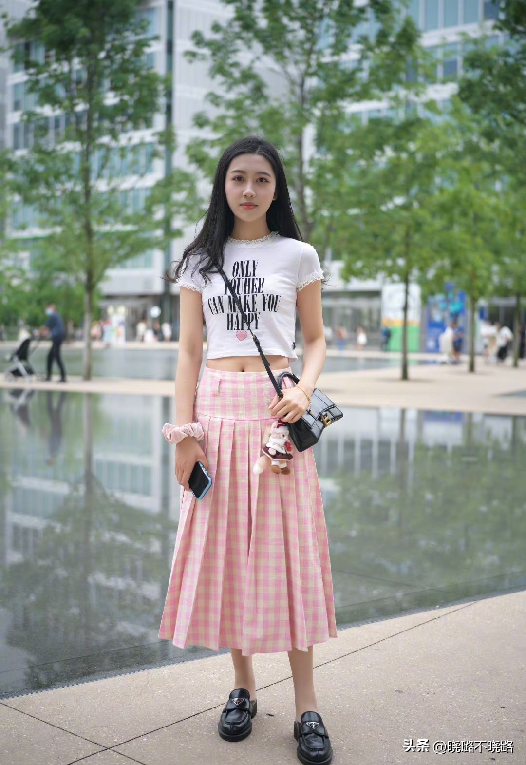 百褶长裙穿搭乐福鞋,搭配半裙的乐福鞋