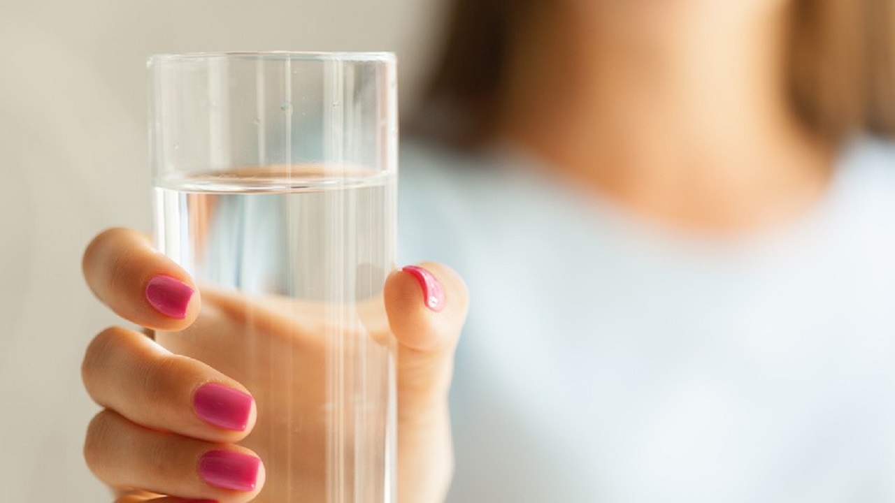 起床喝一大杯水对身体好不好,喝白开水喝多少会加重肾脏负担