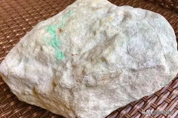 赌石暴涨的帝王绿料子,大涨的黑皮壳翡翠大原石