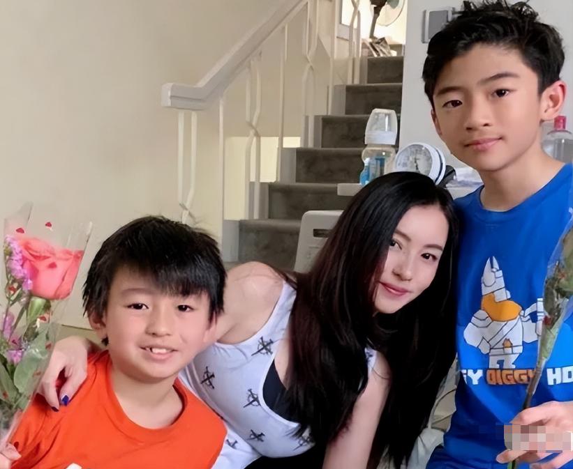 女明星夏季吊带穿搭,女明星穿吊带的穿搭