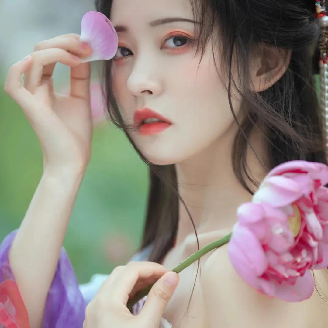 皇帝叔敖煊一向自认为女人是不过是他利用的工具，可她却成了例外