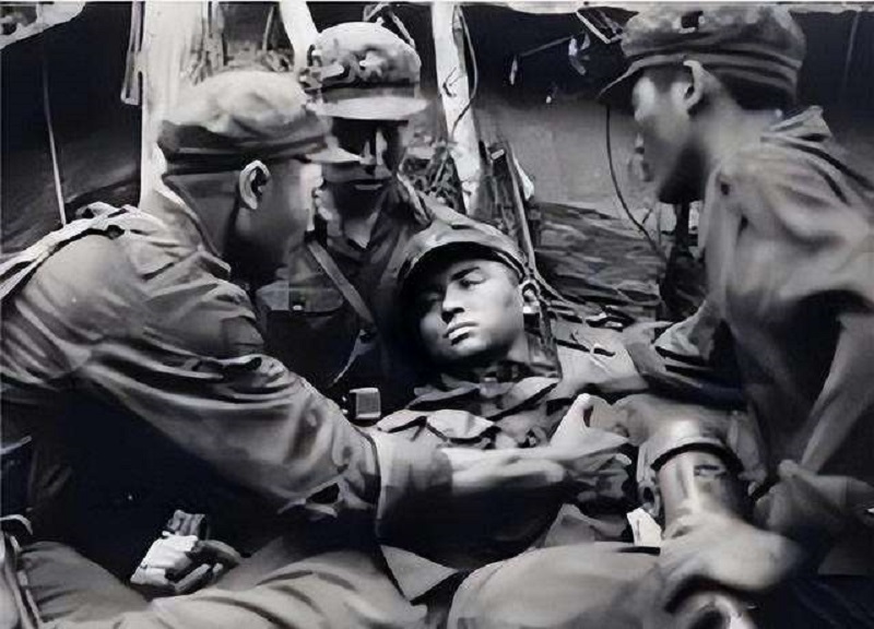 1950年萧华调到北京，瞥见路边香烟小贩：这不是杀害黄骅的凶手吗